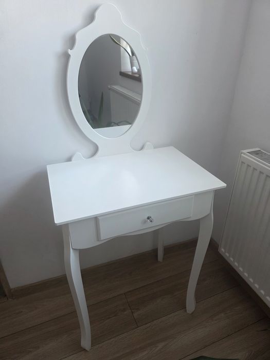 Toaletka biała z lustrem