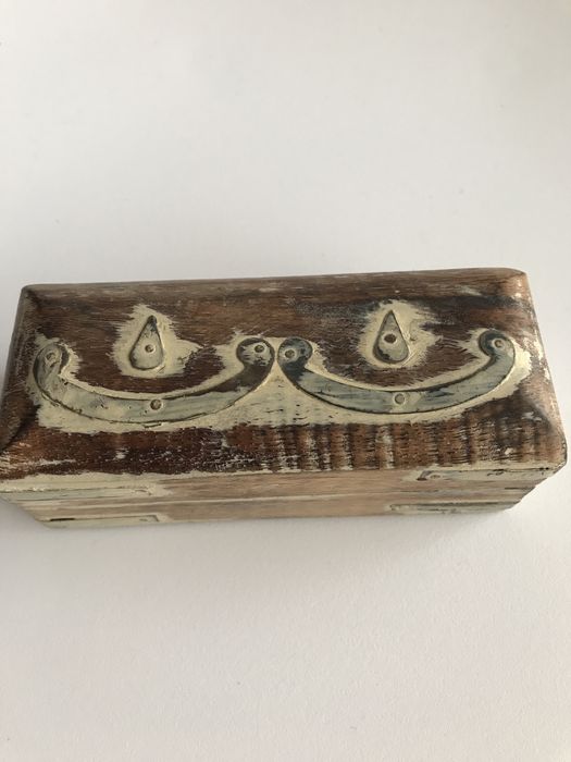 Caixa de madeira com aplicações em metal