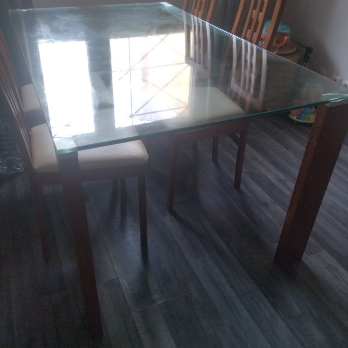 Mesa para venda com 4 cadeiras