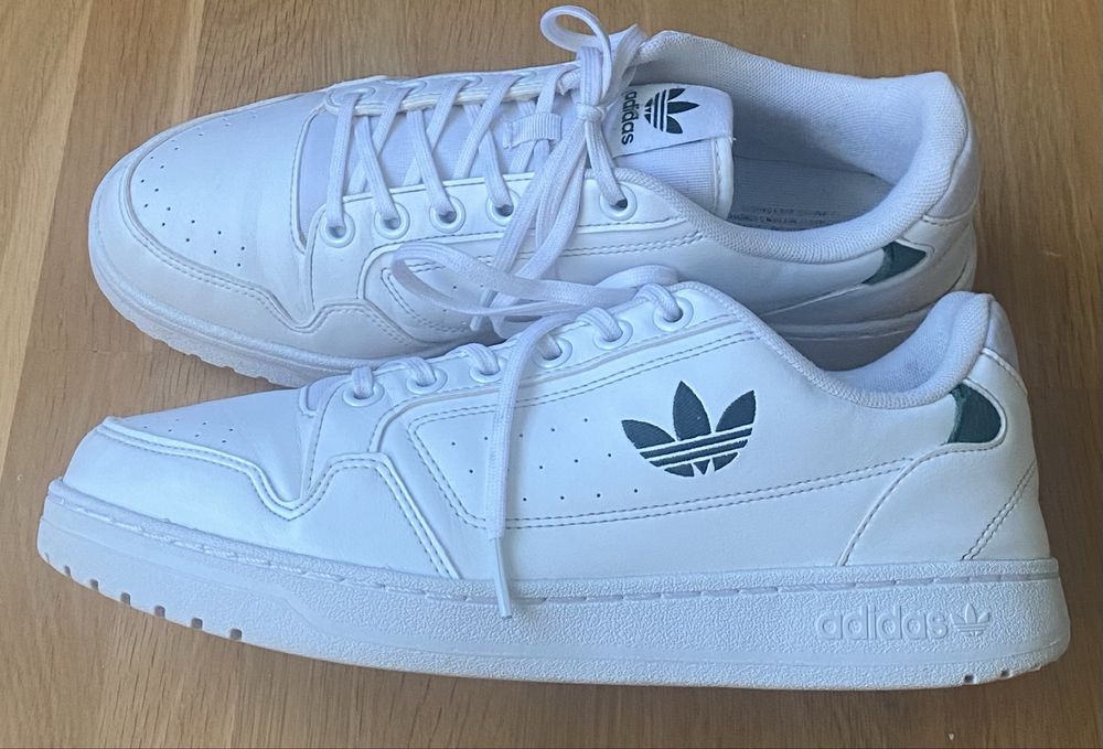 Кросівки ADIDAS.