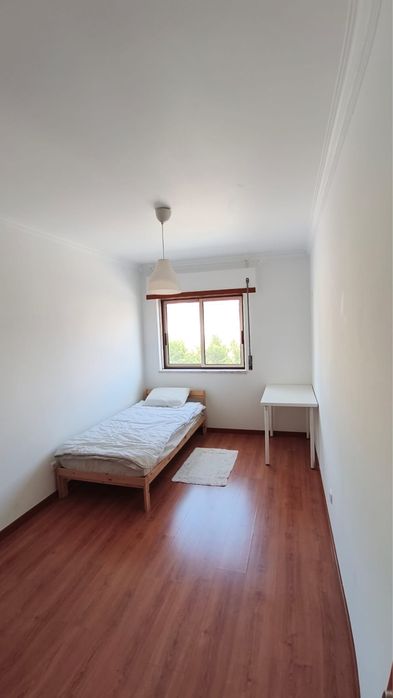 Quarto de solteiro para arrendar