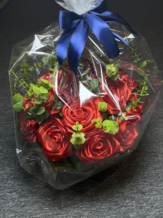 Букет червоних троянд зі штучних квітів у подарунковій упаковці.