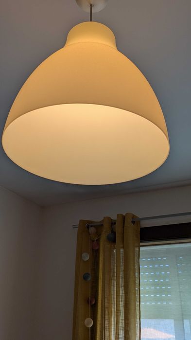 Candeeiro de teto branco em ótimo estado