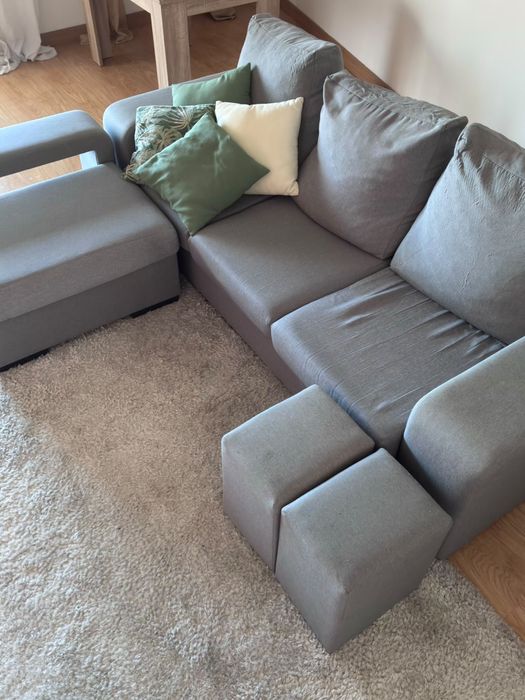 Sofa com chaise e puffs