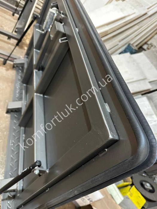 Вуличний герметичний люк з рифленого металу в підвал від виробника