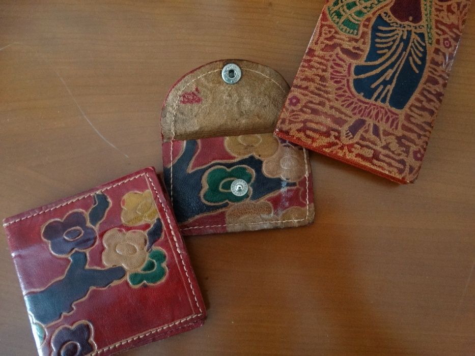 3 carteiras e um estojo de cabedal