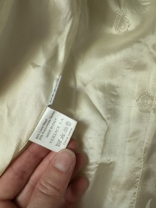 Пальто оздобленно натуральним хутром