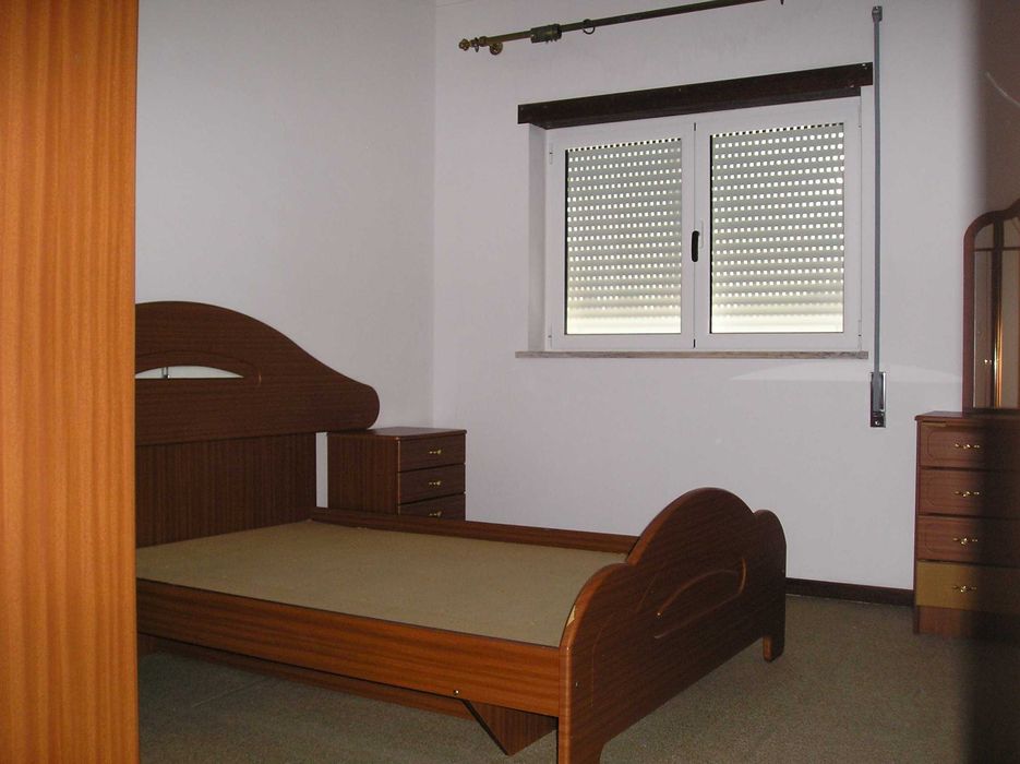 Aluga-se T3 no primeiro andar de uma vivenda rústica.