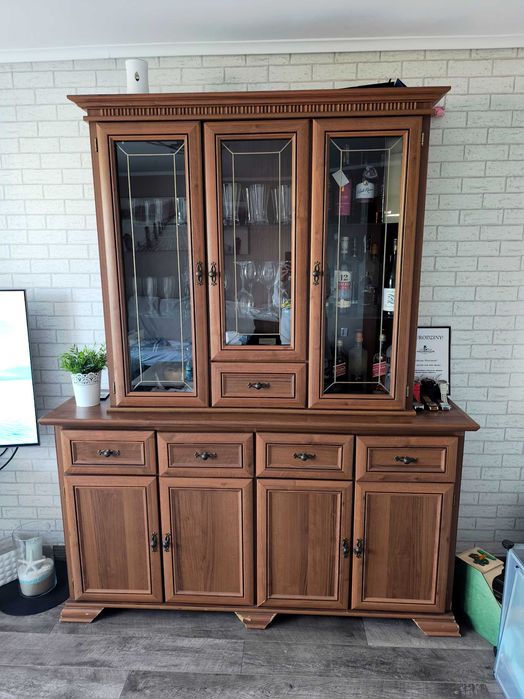 Elegancki kredens drewniany – witryna z barkiem i szufladami Vintage