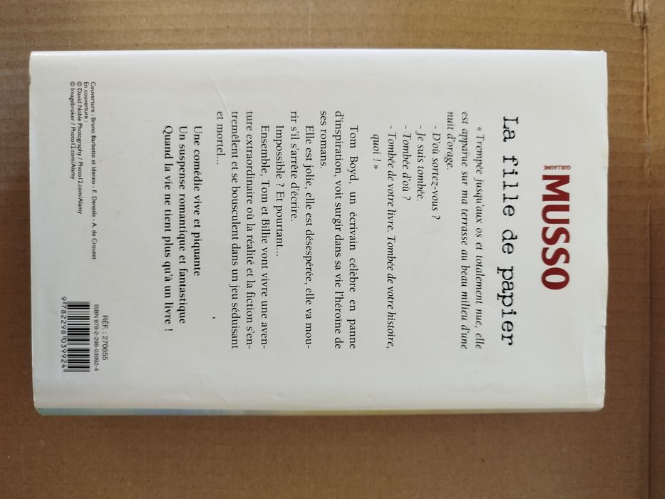 Livro "Lá fille de papier"