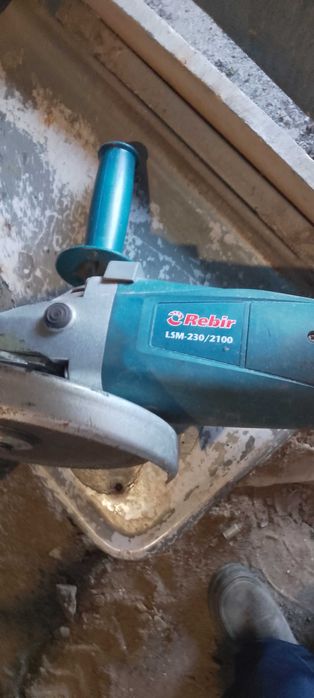 Продам болгарку . Легеньке б\у.