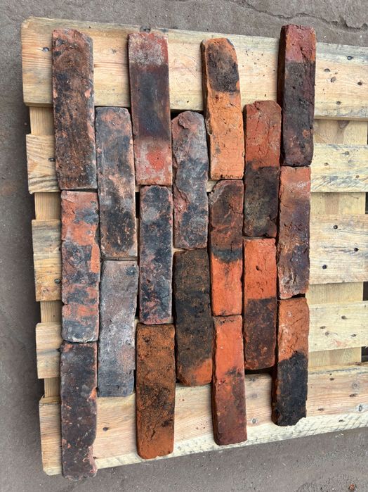Płytki cięte z lica, opalone z komina. Prawa i lewa strona cegły.
