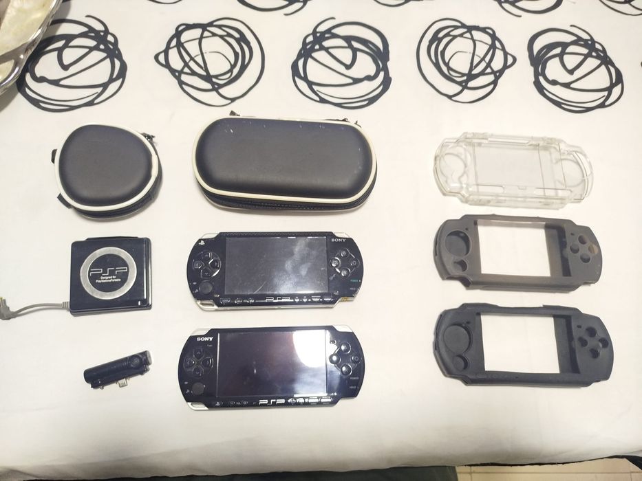 2 PSP com vários acessórios falta carregador