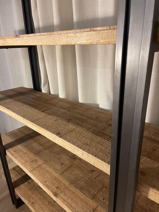 Estante em madeira e ferro