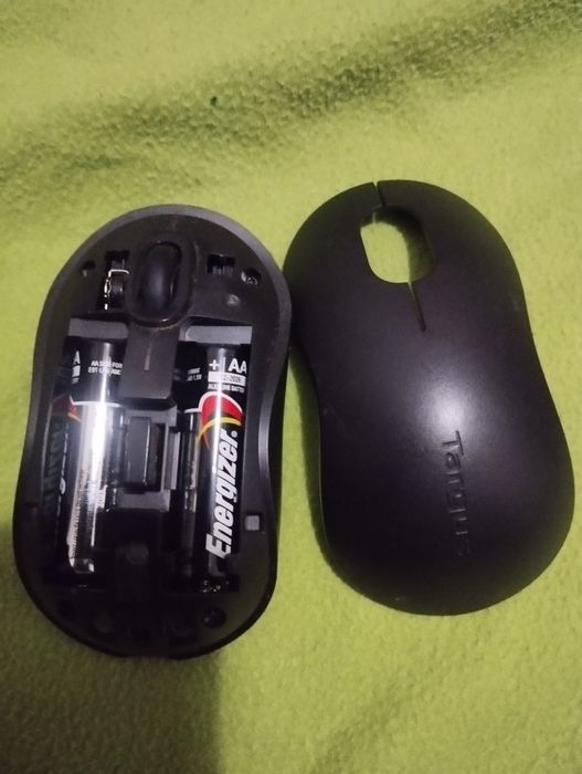 Rato sem fios preto a pilhas