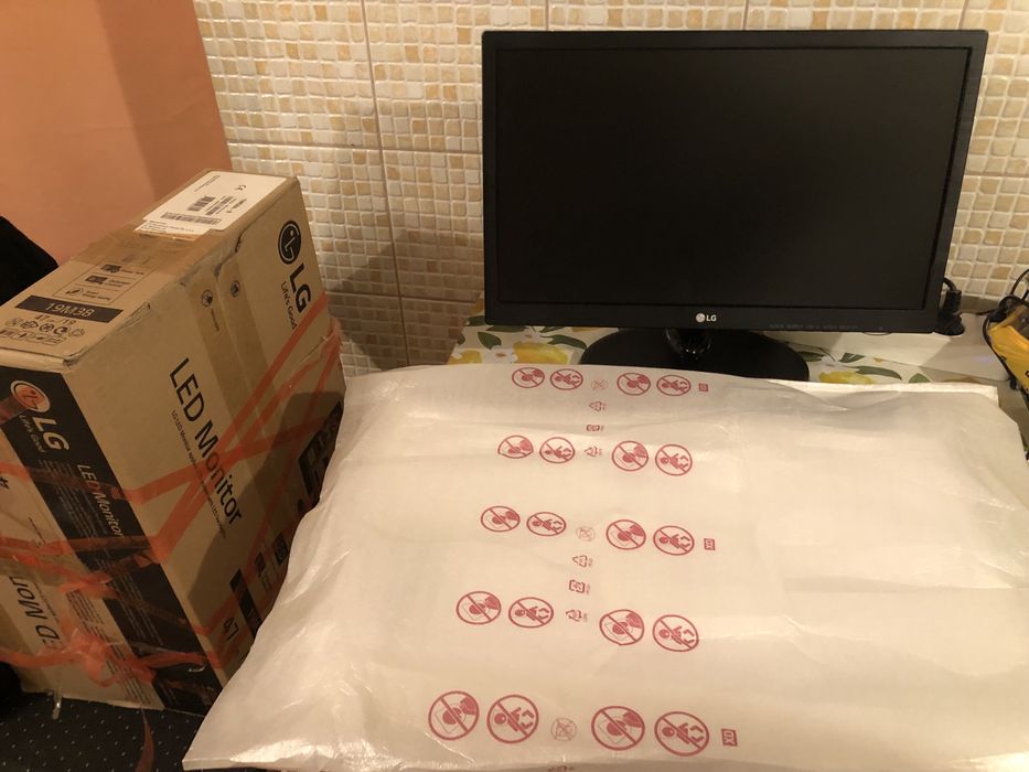 Monitor for PC 19” model 19M38 A (jak nowy) + zasilacz 19v + stojak owalny