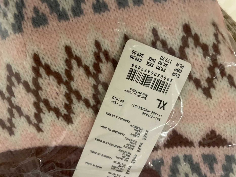 Светр JW Anderson x Uniqlo_модель 2025 року_в двох кольорах