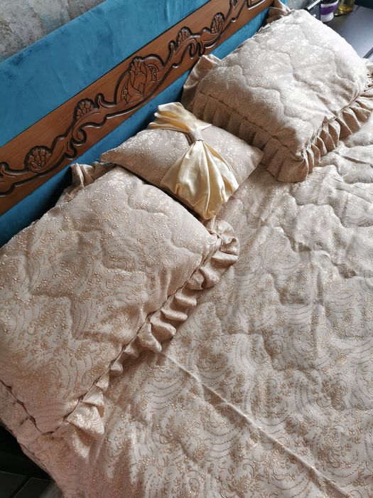 Покривало на ліжко з подушками