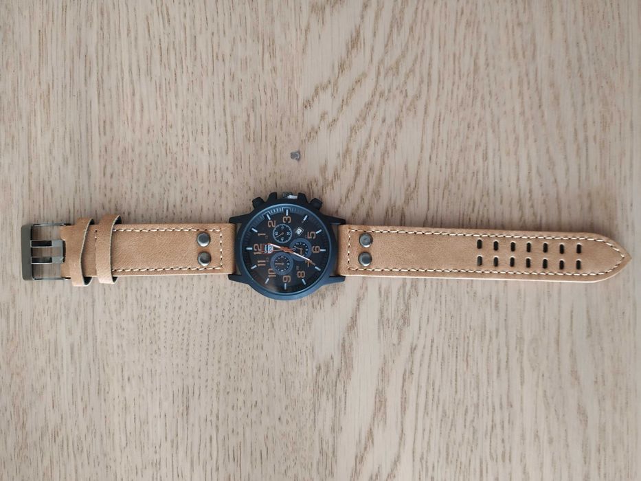 Relógio Castanho e preto, bracelete a imitar couro