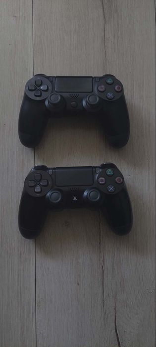 Ps4 Pro + 2 pady