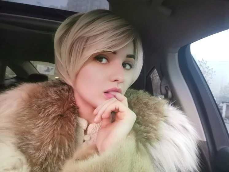 Peruka krótka blond z refleksami na co dzień NATURALNY efekt + czepek