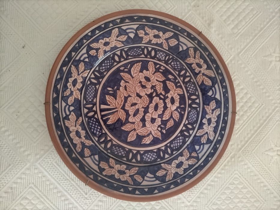 Pratos e pote com tampa rústicos em barro pintado