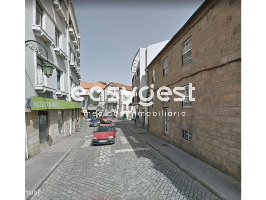 Prédio comercial com 3 Pisos renovado em zona central em Gouveia — Gouveia (São Pedro E São Julião), Guarda