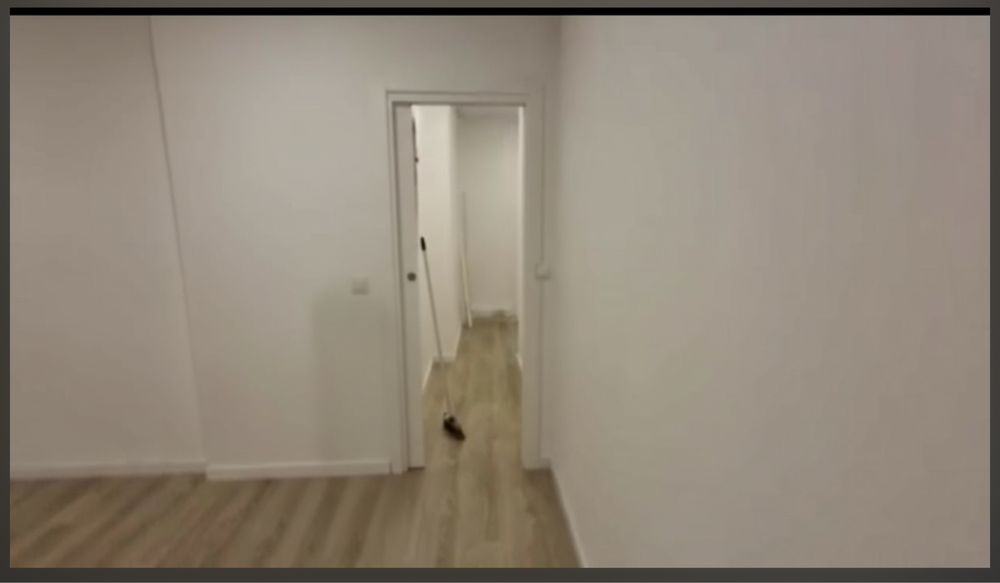 Escritório com duas salas independentes.