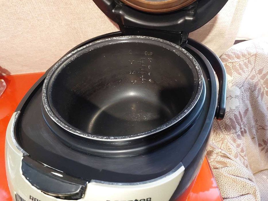 Мультиварка Redmond RMC-M150. в робочому стані.Голосова