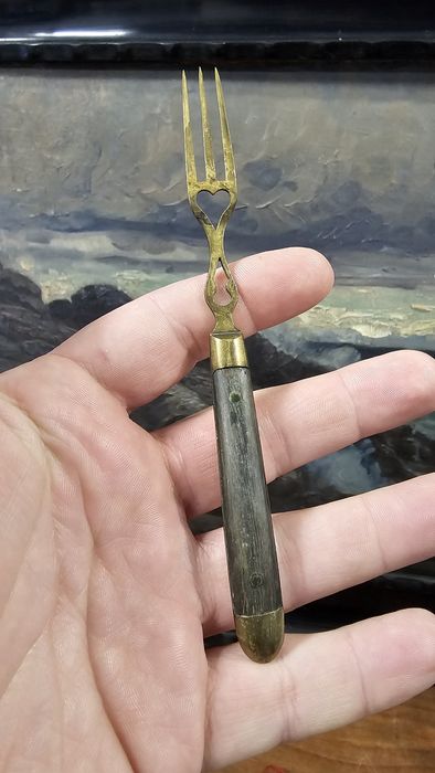 Stary widelczyk z motywem serduszka