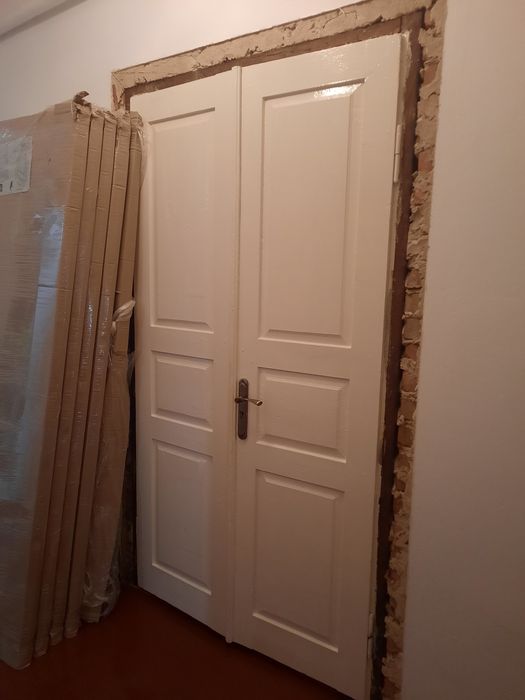 Двері міжкімнатні подвійні ,з ручками і з завісами .
