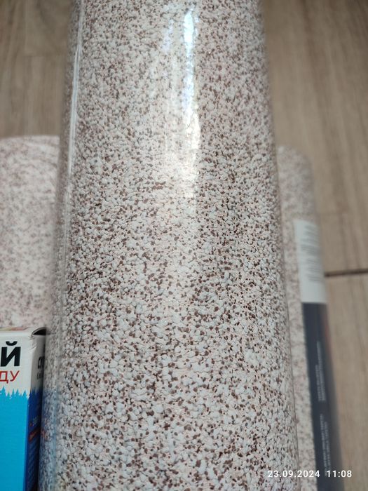 Вінілові шпалери. Чотири рулони.