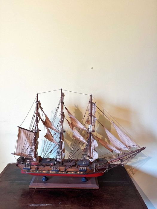 Maquete decorativa de navio antigo (barco à vela)