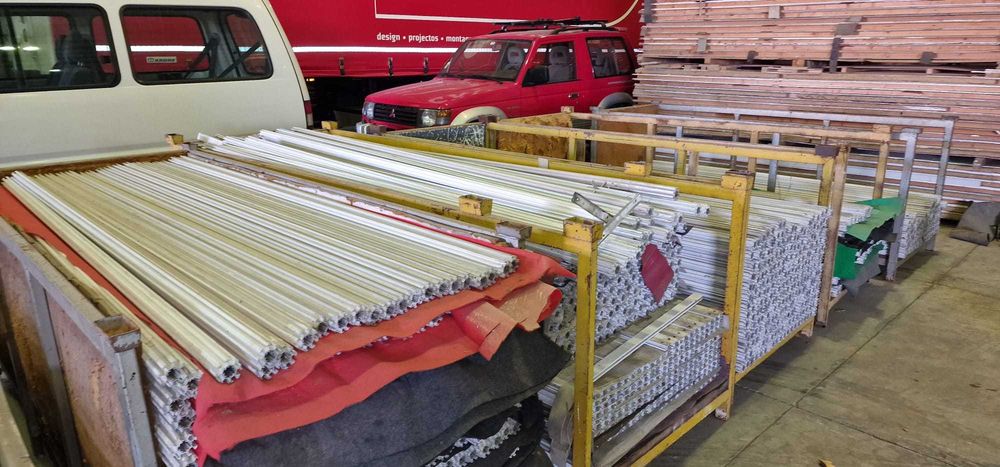 Perfis em alumínio lacado a branco