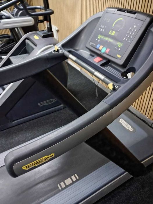 Професійна бігова доріжка Technogym Excite Run 700 LED