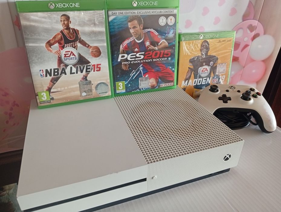 Продам Xbox one s три гри джойстик