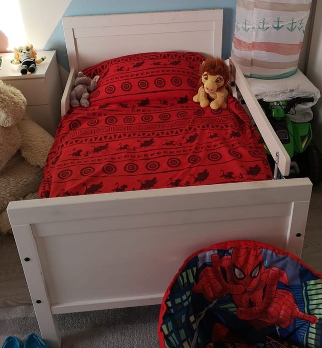 Duas estruturas de cama de criança extensiveis