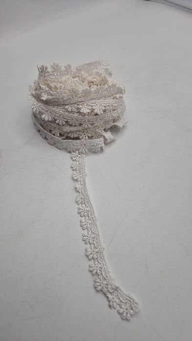 Koronka-gipiura biała 10 m.x 15 mm.