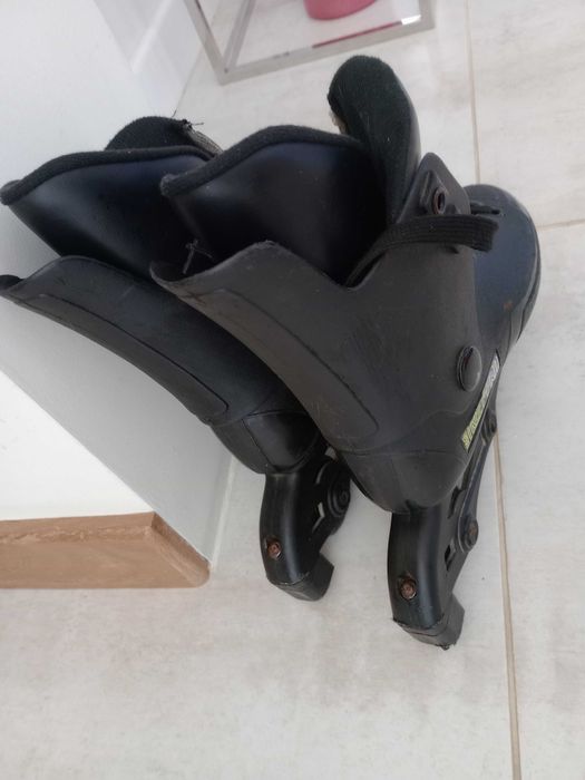Patins em linha pretos