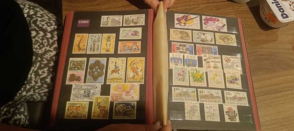 Zabytkowy klaser ze znaczkami