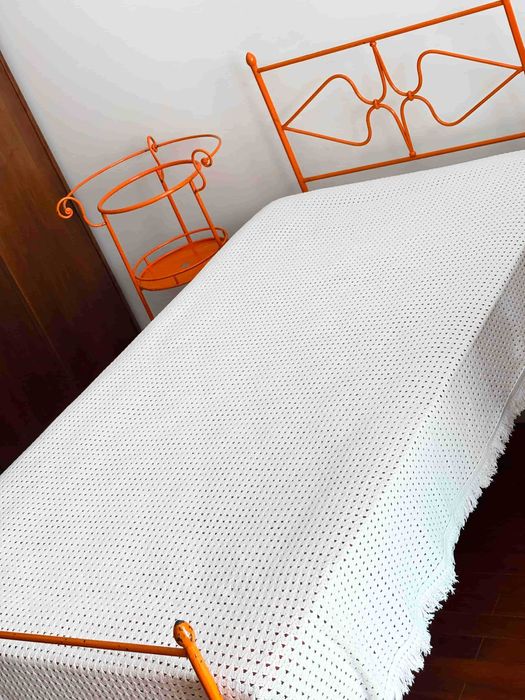 Venda Urgente - CAMA muito Antiga de Ferro maciço + Apoio LAVATÓRIO