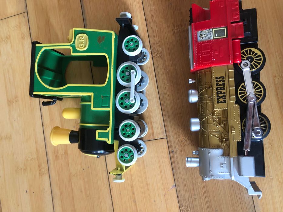 Паровози , ділячи іграшки