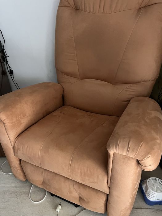 Poltrona relax com massagem e funçao levantar com comando.