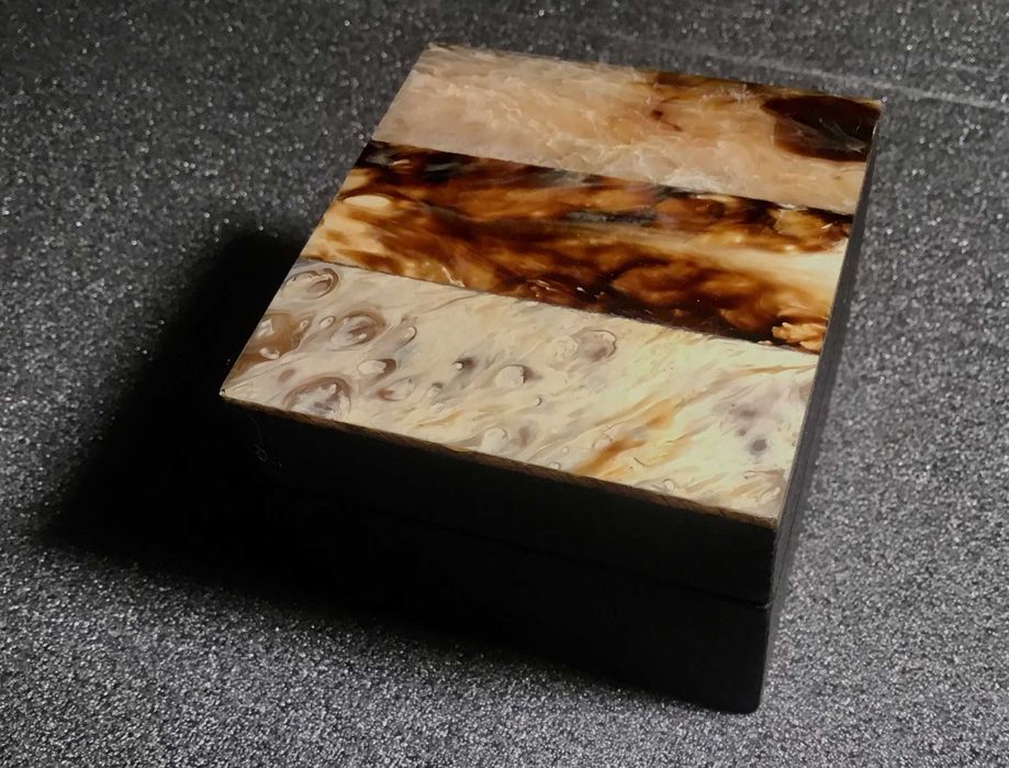 Pequenas caixas de madeira com original tampa decorativa em osso