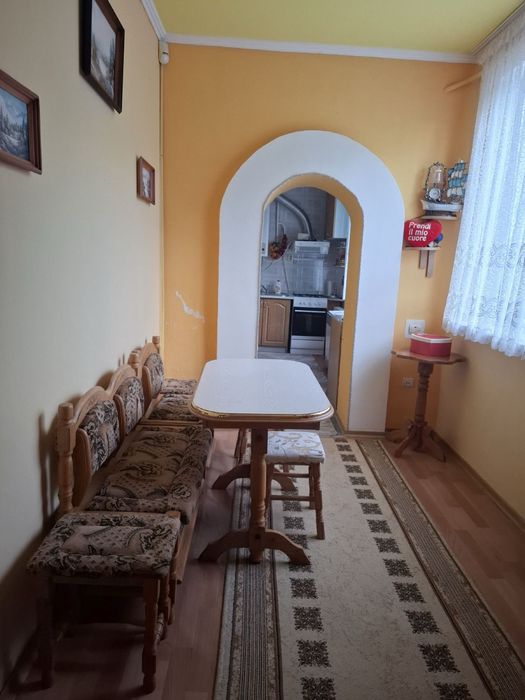 Дім з подвірям суміжний з сусідами