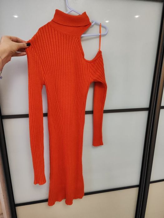 Тепла сукня з відкритим плечем