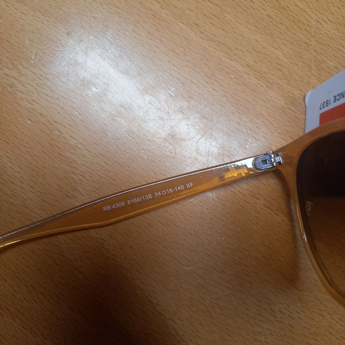 Óculos ray-ban com etiqueta