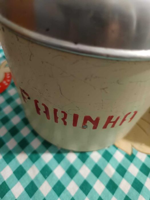 2 latas antigas de cozinha, em aluminio (farinha e café)