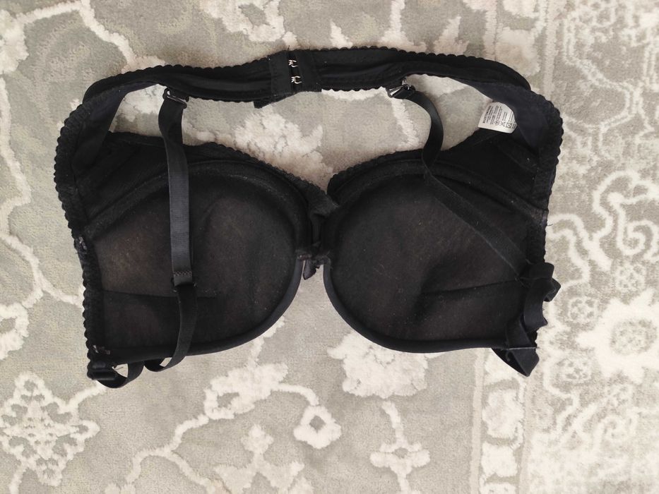 Czarny gładki biustonosz push up 80C