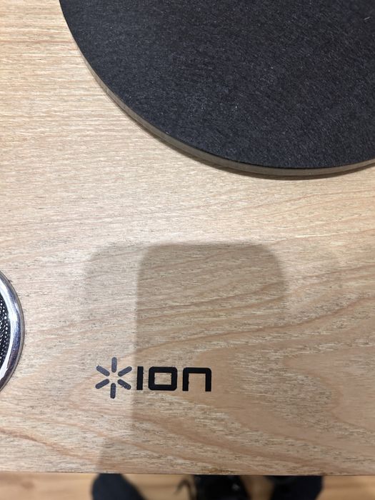 Świetnej jakości gramofon drewniany